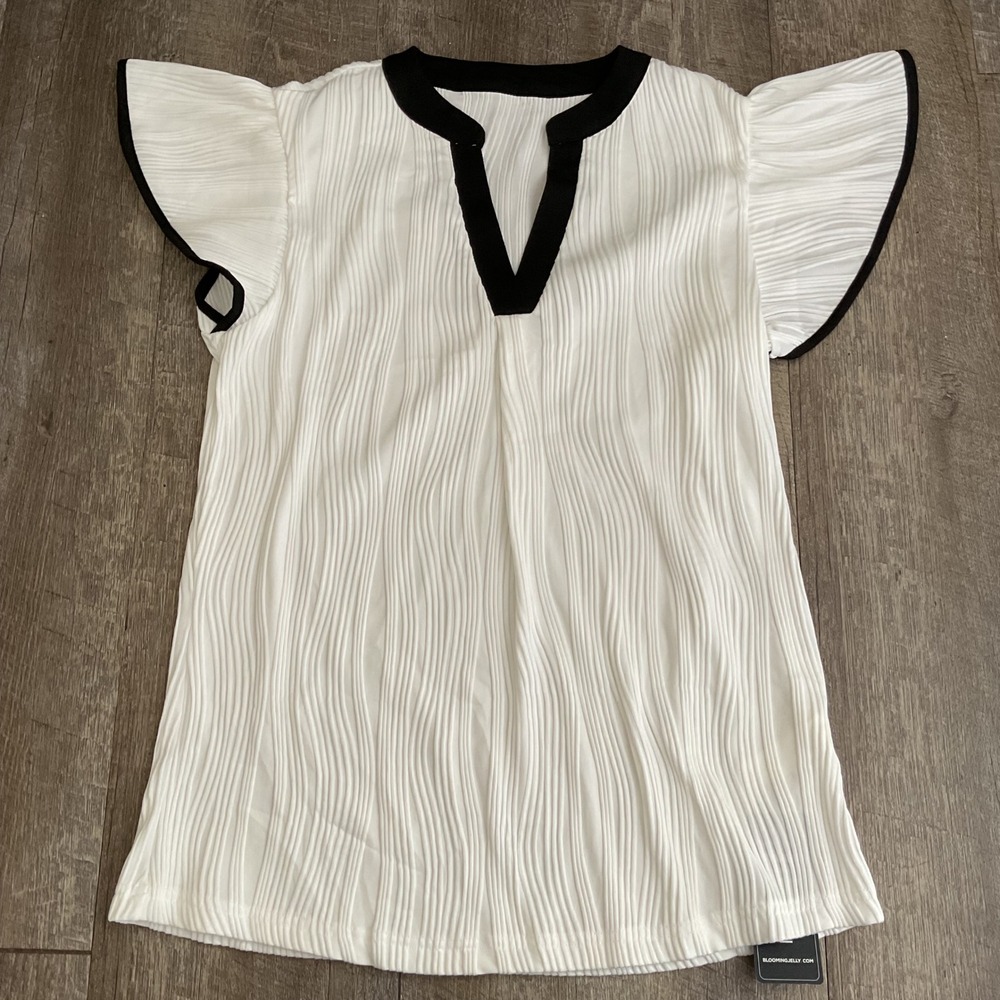 Blooming Jelly White Textured Flutter Sleeve V Neck Top Size S